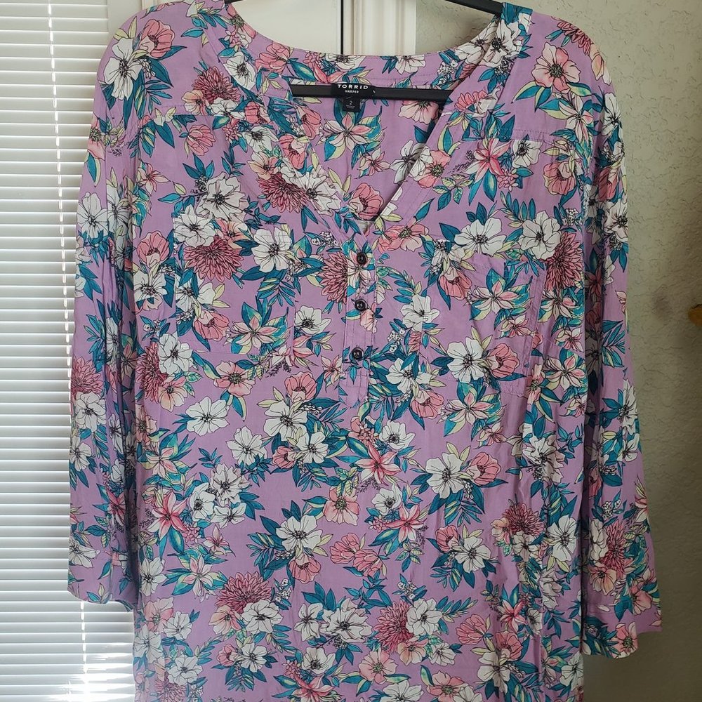 Torrid Spring Floral Lavendar 3/4 Sleeve Blouse Size 2